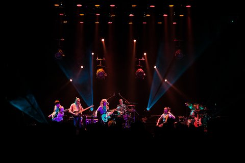 Eine Band spielt auf der Bühne des Lauter Festivals in Zürich