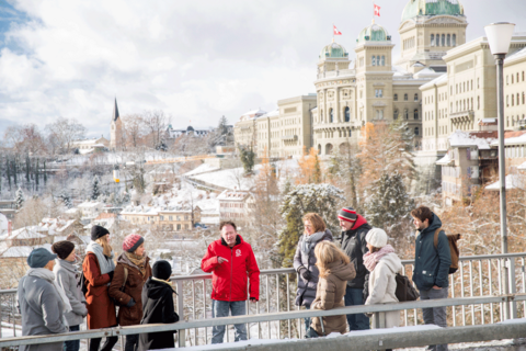 Ein Stadtführer von Surprise zeigt den Teilnehmenden Bern aus der Sicht von Obdachlosen. Im Hintergrund ist das Bundeshaus zu sehen.