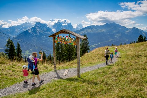 Familien mit Kinder wandern auf dem Zwergenweg Muggestutz.