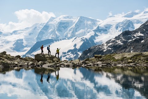 Hiking Pontresina ©Pontresina Tourismus Hikers walk along a mountain lake in Pontresina.