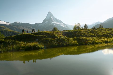 Wanderer unterwegs auf dem 5 Seenweg in Zermatt. Im Hintergrund thront das Matterhorn.