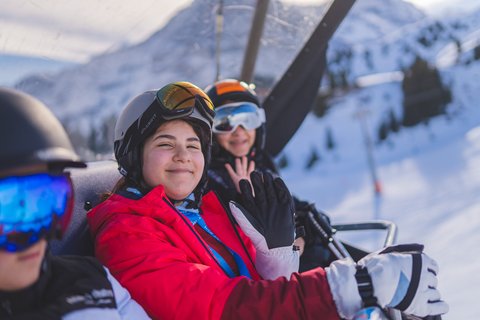 Zwei Mädchen im Schneesportlager in Interlaken