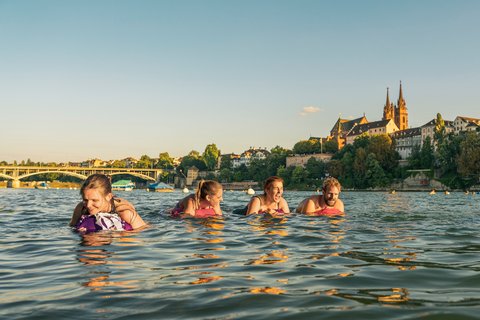 Leute schwimmen im Rhein in Basel