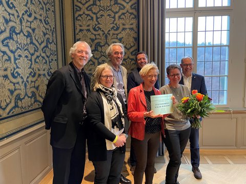 Gruppenfoto auf Schloss Burgdorf (von links): Sylvain Malfroy, Jurymitglied ICOMOS – Regula Steinmann, Jurymitglied ICOMOS – René Dobler, CEO Schweizerische Stiftung für Sozialtourismus – Elisabeth Zäch, Vize-Präsidentin des Stiftungsrates Schloss Burgdorf – Rolf Grossenbacher, Architekt Atelier G+S  – Janine Bunte, CEO Schweizer Jugendherbergen – Stefan Berger, Stadtpräsident von Burgdorf