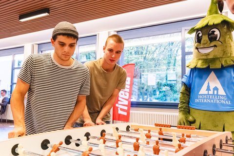 Spannende Matches am Töggeli-Turnier in der Jugendherberge Zürich