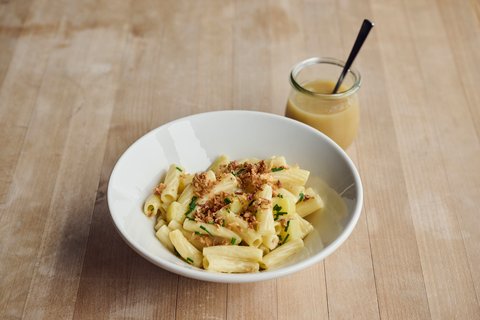 Älplermagronen mit Röstzwiebeln und Apfelmus