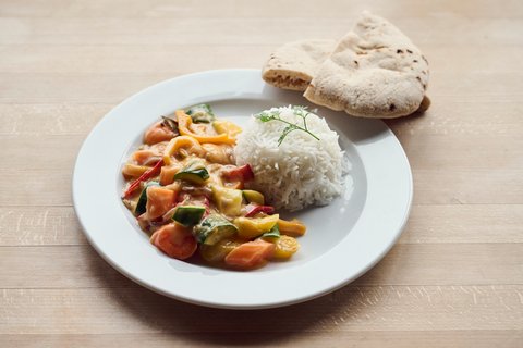 Frühlingsgemüse an Currysauce und Reis