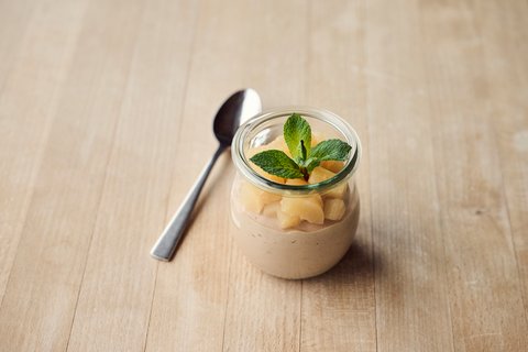 Ovomaltinen-Mousse mit Birnenkompott