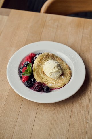 Pancake mit Vanilleglace und Beeren