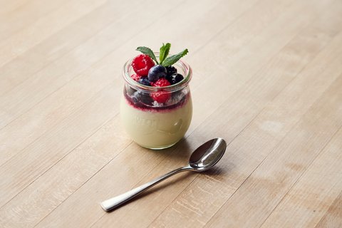 Panna cotta mit Erdbeersauce und Beeren