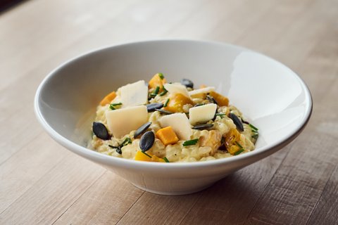 Kürbisrisotto mit Kürbiswürfeln, gerösteten Kürbiskernen, Kürbiskernöl und Parmesan