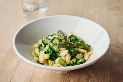 Quarkspätzli mit grünem Spargel und Bärlauchsauce