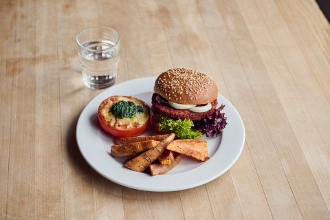 Randen-Burger mit Süsskartoffeln und Ofentomate