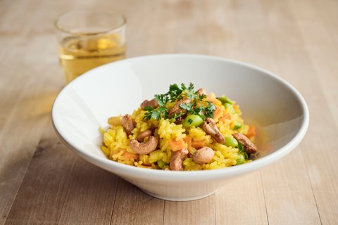 Safranreis mit Gemüse, Cashewkernen und Kerbel
