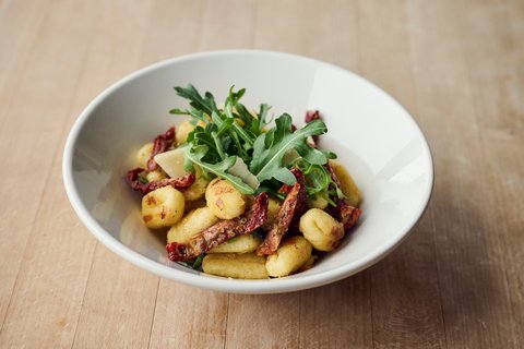 Gnocchi mit getrockneten Tomaten und Rucola
