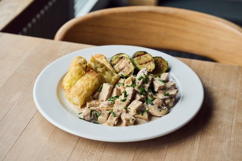 Veganes Züri-Geschnetzeltes mit Röstikroketten und Zucchetti 