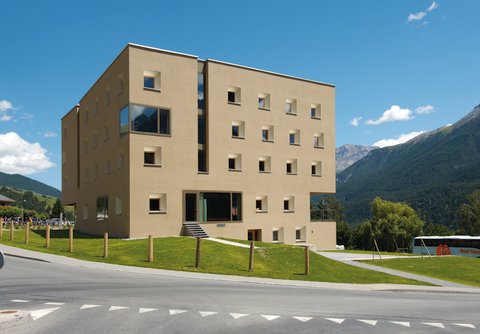 Jugendherberge-Scuol-Sommer-Aussenansicht-Ralph_Feiner-05.jpg