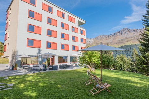 Jugendherberge-Valbella-Lenzerheide-Sommer-Gartenlounge-Leonidas-Portmann-05.jpg