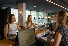 Zwei junge Frauen checken in der Jugendherberge Bern ein