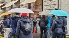Ein Stadtführer von Surprise zeigt den Teilnehmenden Zürich aus der Sicht von Obdachlosen. Im Hintergrund ist das Bundeshaus zu sehen.