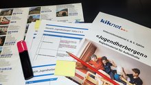 Begleitmaterial von Kiknet und das Verzeichnis der Schweizer Jugendherbergen dienen der Vorbereitung des Klassenlagers. 