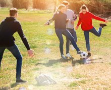 Vier Jugendliche spielen Fussball