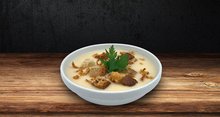 Yoummi Suppe: weisse Suppenschale mit einer Gemüsecrèmesuppe mit Croutons und Petersilien-Deko