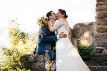 Frisch vermähltes Ehepaar beim Fotoshooting auf Schloss Burgdorf. ©Fotografik11