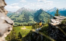 Frau mit gelbem T-Shirt auf einer Wanderung in der Region Gstaad Saanenland.