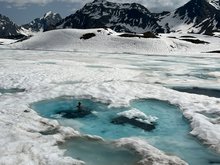 Christina Ragettli badet in einem der Jöriseen. 