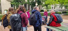 Ein Surprise Mitarbeiter zeigt einer Gruppe eine andere Sicht auf seine Stadt.