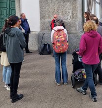 Ein Stadtführer von Surprise zeigt den Teilnehmenden Basel aus der Sicht von Obdachlosen.