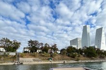 Links sieht man die neuen Roche-Tower. Davor ist der Rhein zu sehen. 