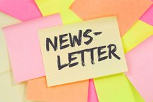 Verschiedene farbige Post-it Klebezettel kleben kreuz und quer nebeneinander. Auf dem obersten, gelben Post-it steht Newsletter