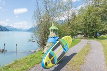 Tanneli (Maskottchen) trägt Stand Up Paddle