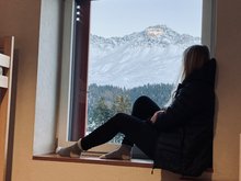 Christina Ragettli sitzt am Fenster