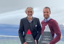 René Dobler, CEO der SSST und Philippe Estermann, ehemaliger Stv. CEO der SJH nehmen am «Niesen Summit» den Sonderpreis entgegen