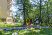 Familie unterwegs in die Jugendherberge Crans-Montana