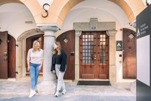 Personen-stehen-vor-Jugendherberge-Martigny