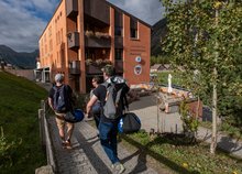 Verein checkt in der Jugendherberge Pontresina ein