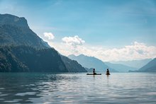 Freundinnen auf einem Stand-Up-Paddle auf dem Brienzersee