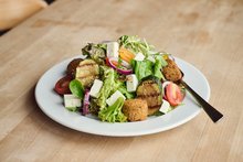 Salatteller mit Grillgemüse, Fallafel-Bällchen und Feta