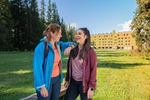 Zwei junge Frauen draussen vor der Jugendherberge St. Moritz