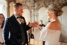 Hochzeitszeremonie auf Schloss Burgdorf: die Braut (rechts) steckt dem Bräutigam (links) den Ehering an. 